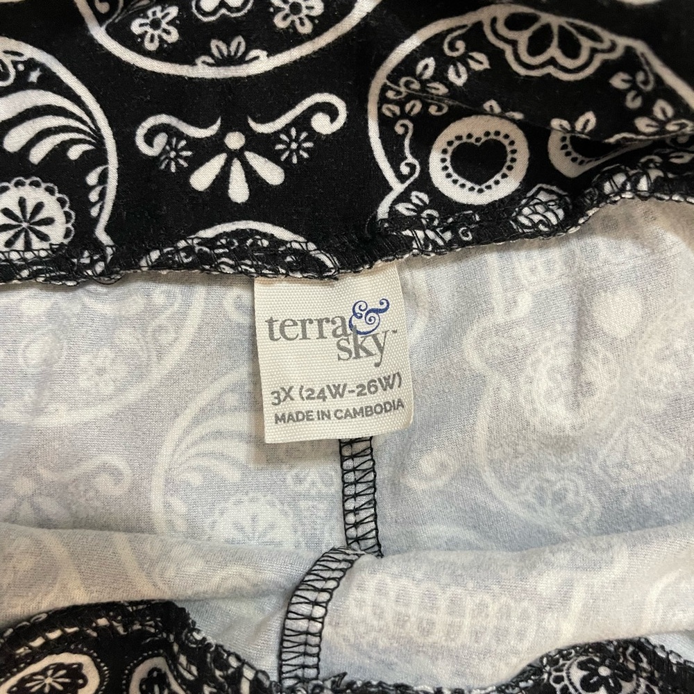 Terra & Sky black and white skull leggings size 3X great for Halloween - Picture 2 of 3